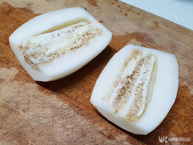 도마 위에서 참외를 자른 모습. / RabiitT-shutterstock.com