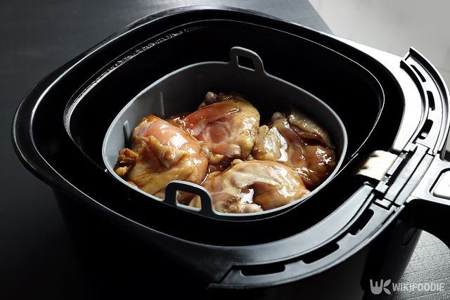 에어프라이어 닭 이해를 돕기위한 참고사진. / Enjoy The Life-shutterstock.com