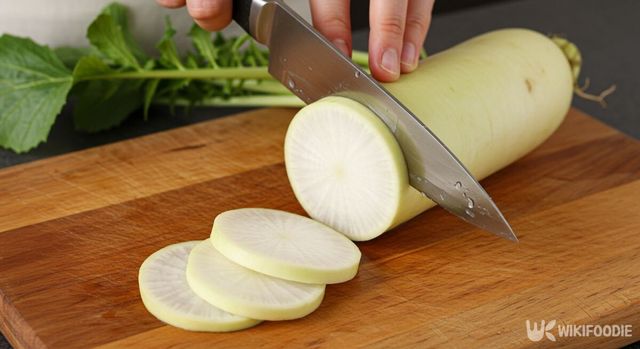 무를 손질하고 있다. / 위키푸디