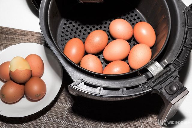 에어프라이어 계란 자료사진. / yw lee-shutterstock.com