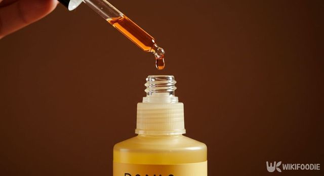 헤어 미스트에 향수를 떨어뜨리고 있다. / 위키푸디