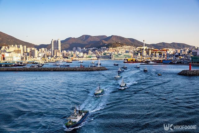 부산항을 출발하는 고등어 어선 자료사진. / Stock for you-shutterstock.com