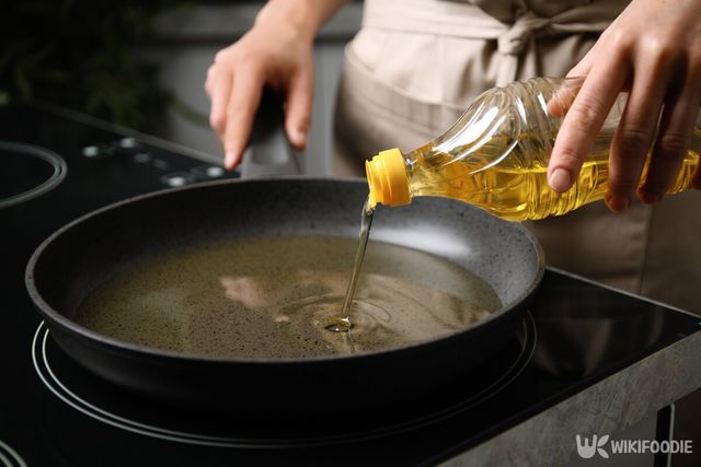 프라이팬에 식용유를 넣는 모습. / New Africa-shutterstock.com