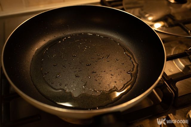 프라이팬 위에 뿌려져 있는 식용유의 모습. / Shemet Hanna-shutterstock.com