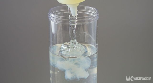 물이 담긴 분무기에 물풀을 짜 넣고 있다. / 위키푸디