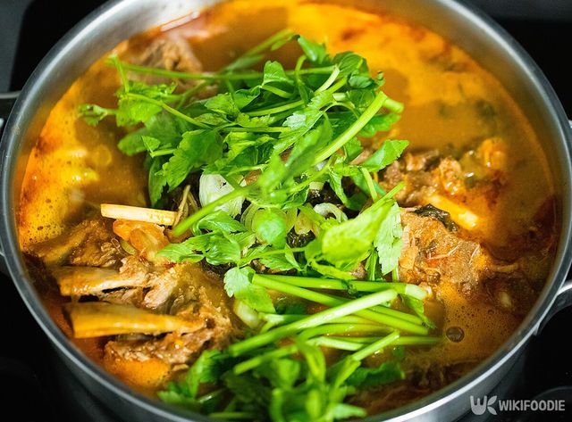 감자탕에 미나리가 들어간 모습. / dear.id_official-shutterstock.com