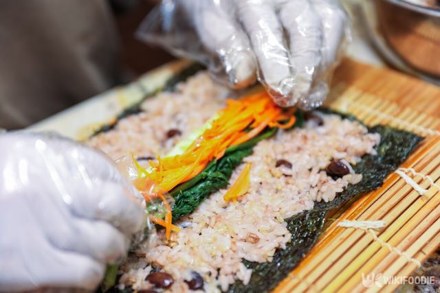 김밥 만드는 모습. / Your Hand Please-shutterstock.com