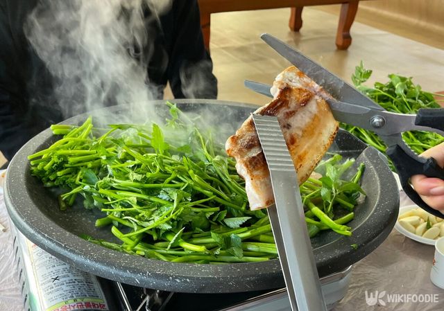 미나리와 삼겹살 자료사진. / Inthemoodfor-shutterstock.com