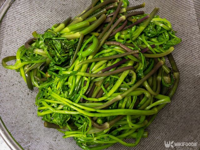 뜨거운 물에 데친 미나리 자료사진. / ACLJ-shutterstock.com