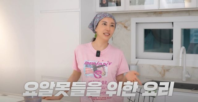 가수 김완선(55)이 간단하게 만들 수 있는 계란찜 레시피를 공개했다. / 유튜브 채널 '김완선 TV'