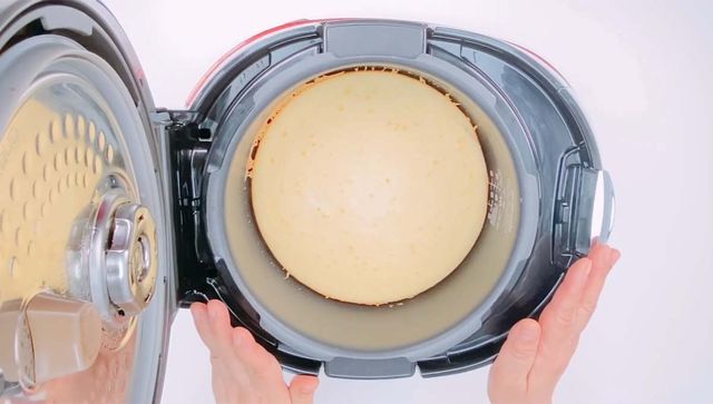 전기압렵밥솥을 이용하면 집에서도 쉽게 카스테라를 만들 수 있다. / '전여사 전기밥솥COOK' 유튜브