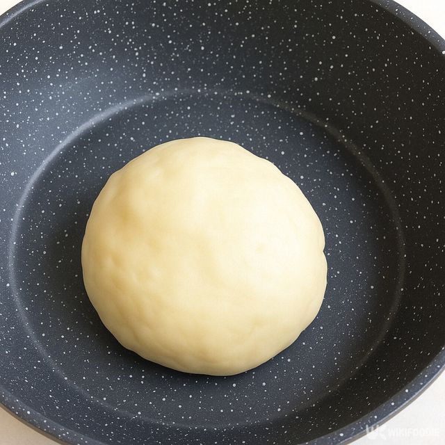 반죽처럼 만들어진 우유떡의 모습. / 위키푸디