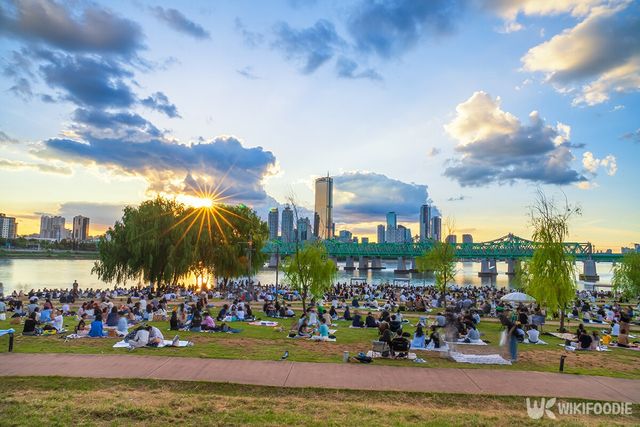 서울 여의도 한강 공원에서 사람들이 일몰을 감상하고 있다. / The Green foto-shutterstock.com
