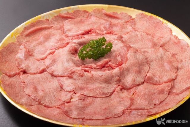 우설을 얇게 슬라이스한 모습. / KOHUKU-shutterstock