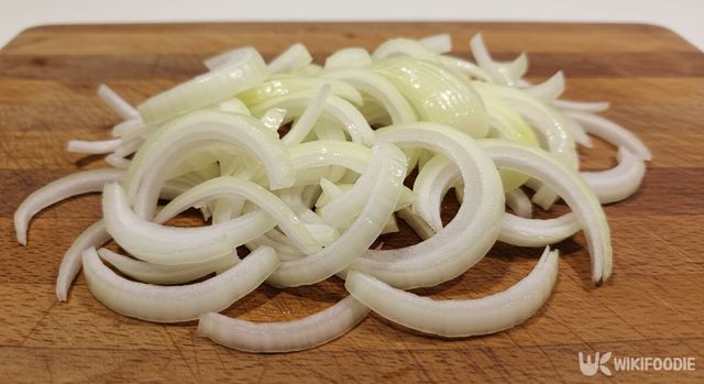 양파를 채 썬 모습. / 위키푸디