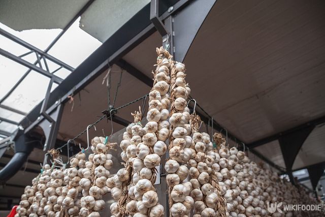 마늘을 건조시키는 모습. / BalkansCat-shutterstock.com