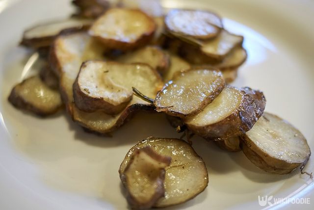 로즈마리를 곁들인 구운 돼지감자. / simona flamigni-shutterstock.com