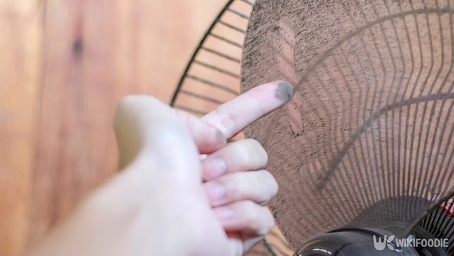 먼지 쌓인 선풍기. / Jedsada Naeprai-shutterstock.com