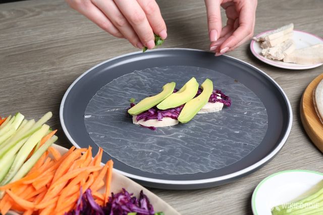 라이스페이퍼를 깔고 재료를 넣는 모습. / New Africa-shutterstock.com