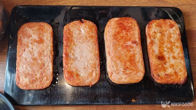 김치찌개 식당에서 직접 주문한 스팸 요리. / 위키푸디