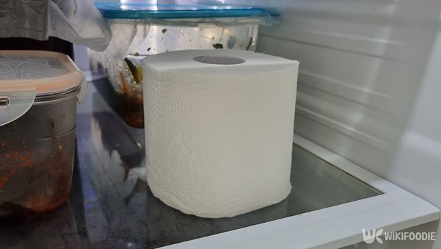 냉장고에 두루마리 휴지를 넣은 모습. / 위키푸디