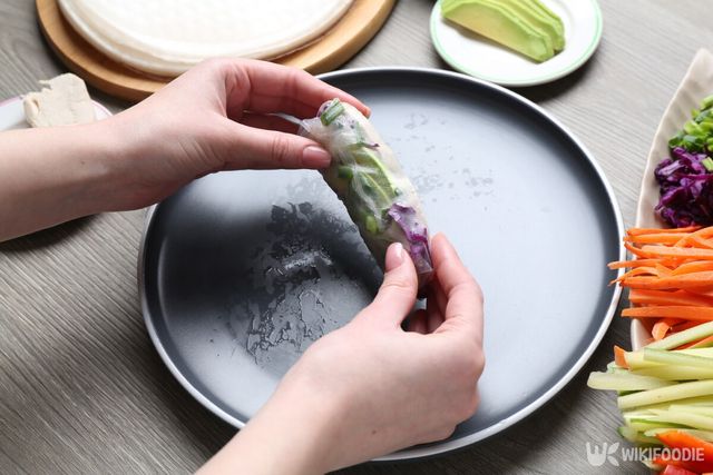 월남쌈 만드는 순서 참고사진. 아래 레시피와 다를 수 있음. / New Africa-shutterstock.com