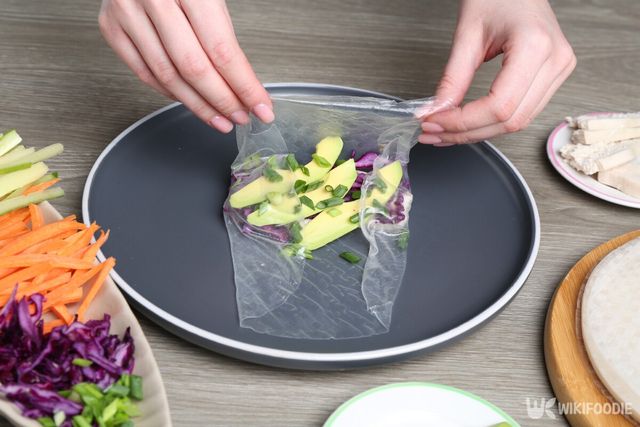 라이스페이퍼로 감싸는 모습. / New Africa-shutterstock.com