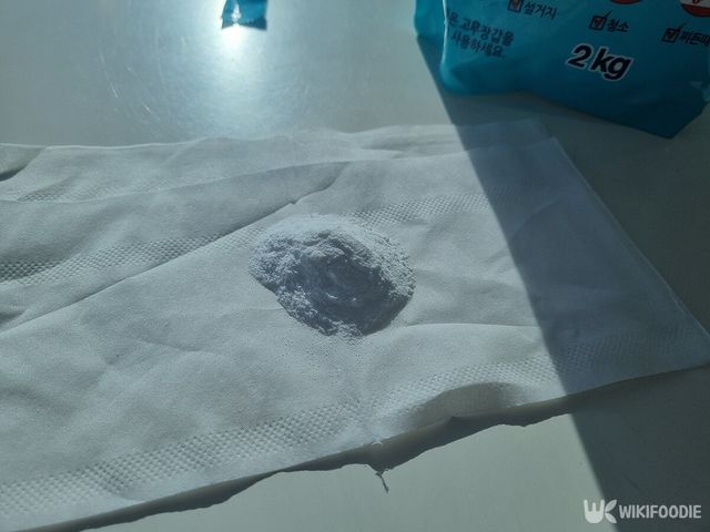 휴지에 베이킹소다를 올린 모습. / 위키푸디