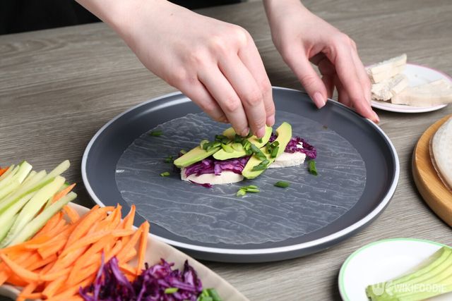 라이스페이퍼를 깔고 재료를 넣는 모습. / New Africa-shutterstock.com