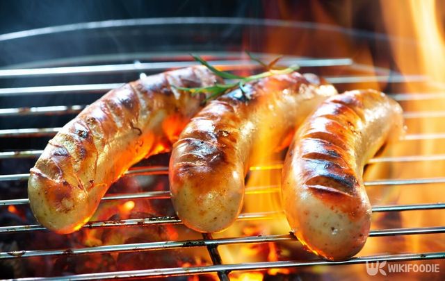 소시지를 불에 굽고 있다. / Alexander Raths-shutterstock