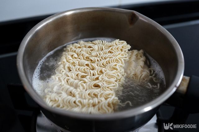 라면 끓이는 모습. / TY Lim-shutterstock.com
