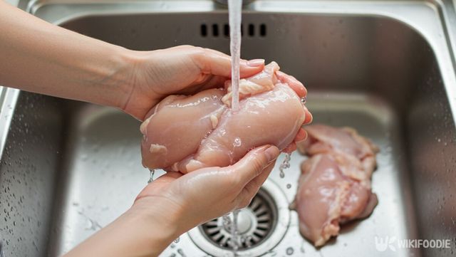 생닭을 흐르는 물에 세척하는 모습. / 위키푸디