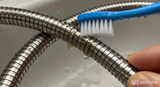 샤워기 줄 청소하는 모습. / 위키푸디