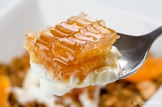 벌집꿀이 요거트 위에 올려져 있다. / Glenn Price-shutterstock