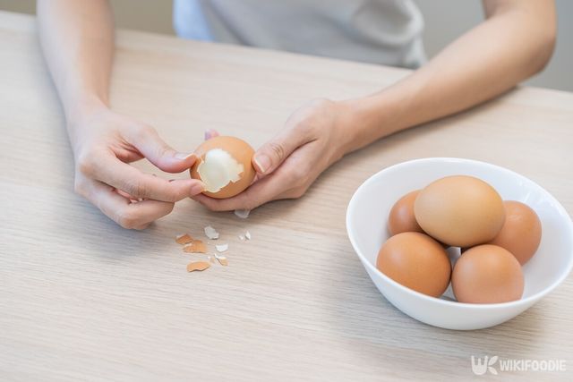 삶은 달걀을 먹는 모습. / Kmpzzz-shutterstock.com