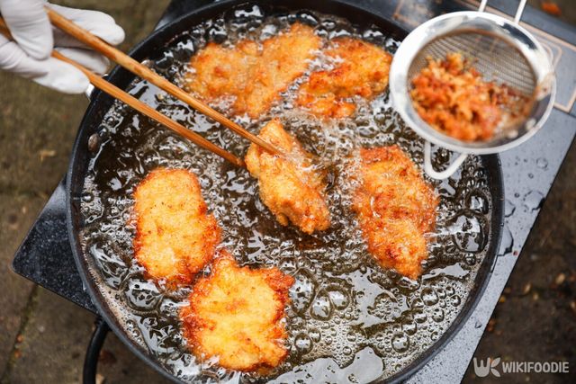 치킨 튀기는 모습. / Your Hand Please-shutterstock.com