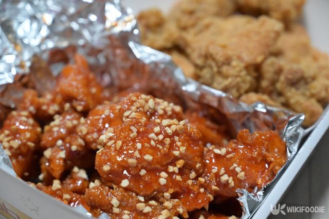 양념 치킨. / Alex_Yu-shutterstock.com
