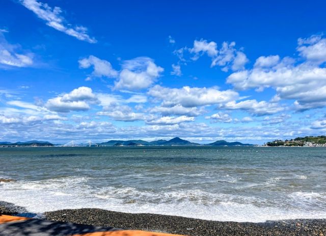 매미성 앞 몽돌 해변. / 거제시 공식 블로그