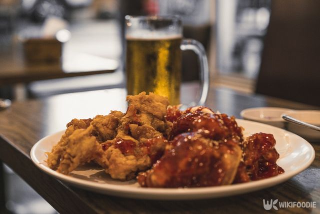 치맥(치킨과 맥주) 자료사진. / Leon Martinez-shutterstock.com