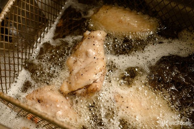 치킨 만드는 모습. / Andrii Anna photographers-shutterstock.com