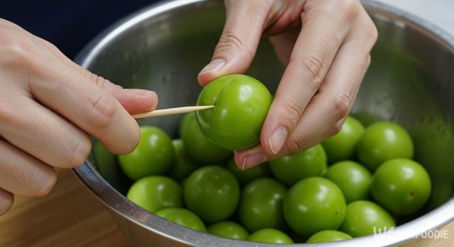 매실 꼭지는 떼어내는 모습. / 위키푸디