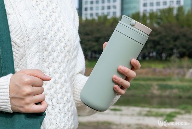 물을 담은 텀블러 자료 사진. / bibistudio-shutterstock