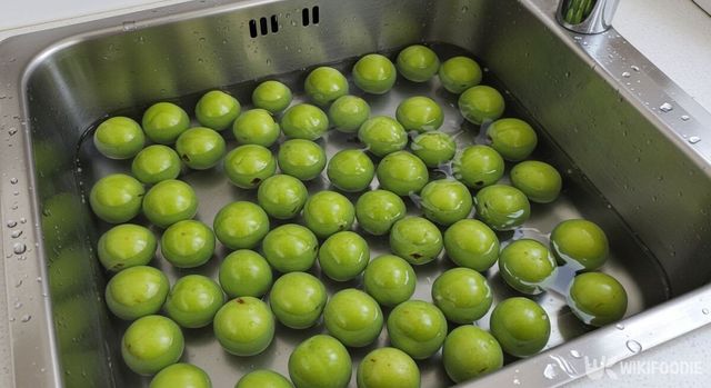 매실을 물에 불리고 있다. / 위키푸디