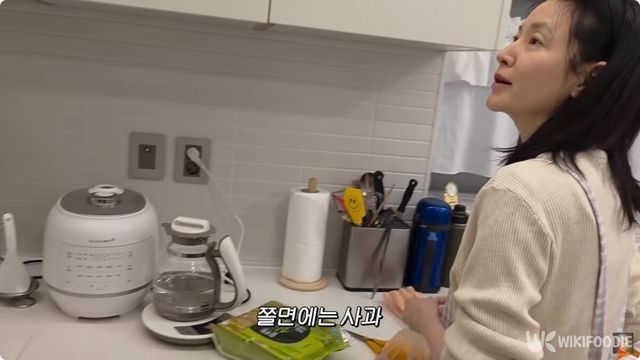 이영애 낫또 쫄면 자료사진. / 유튜브 '공부왕찐천재 홍진경'