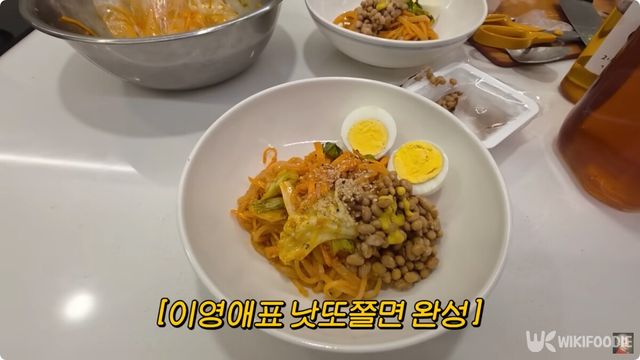 이영애 낫또 쫄면 자료사진. / 유튜브 '공부왕찐천재 홍진경'