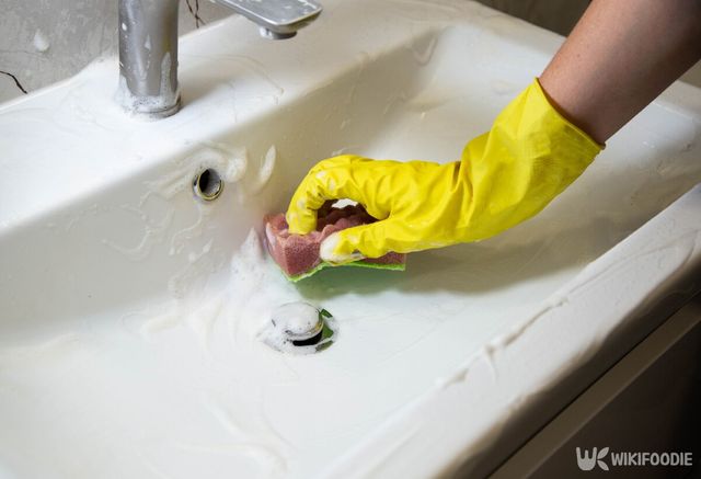 세면대 얼룩 청소하는 모습. / SSSS stock-shutterstock.com