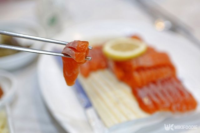 송어 회 자료사진. / Stock for you-shutterstock.com