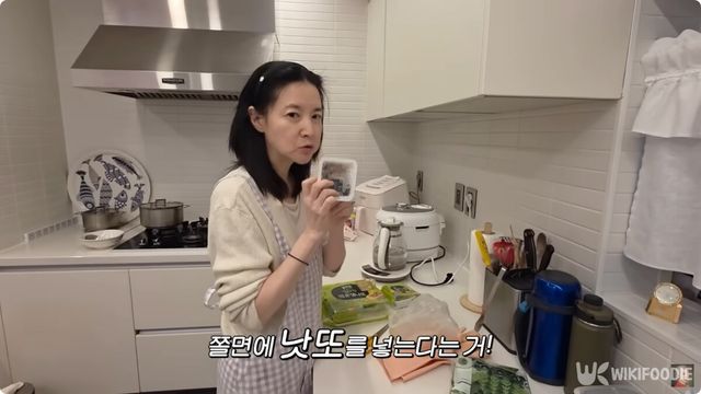 이영애 낫또 쫄면 자료사진. / 유튜브 '공부왕찐천재 홍진경'
