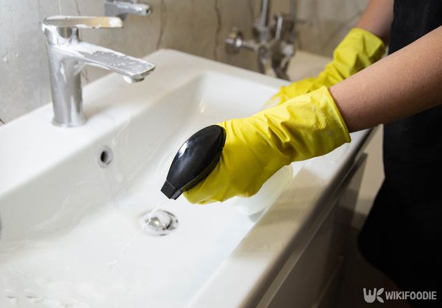 세면대 얼룩 청소하는 모습. / SSSS stock-shutterstock.com