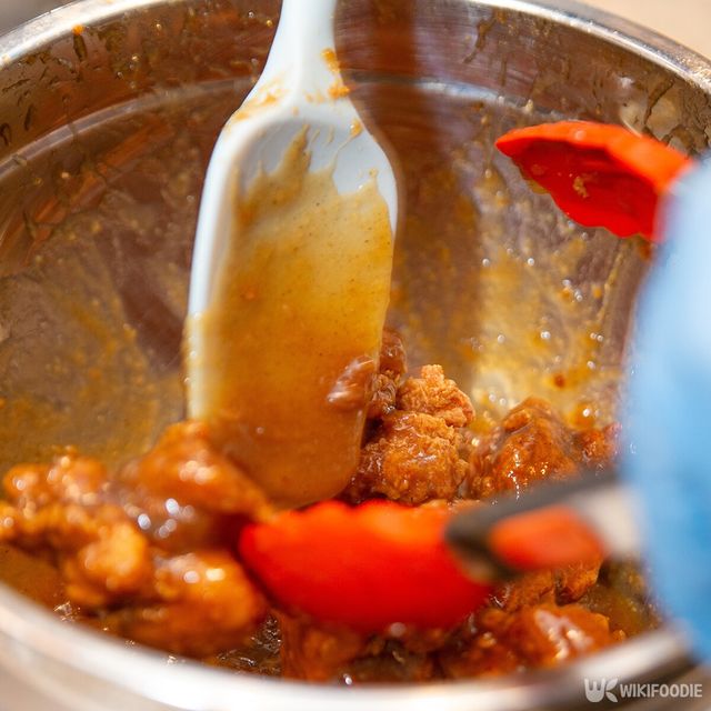 양념치킨 만드는 모습. / Karori Production-shutterstock.com